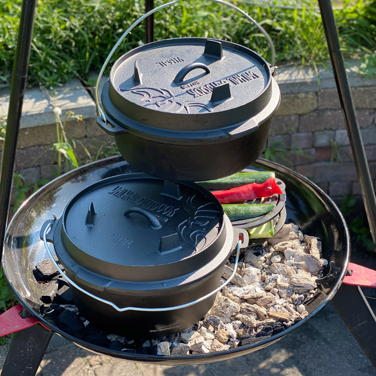 Valhal Outdoor Dutch Oven / Feuertopf 6,1L+2L, Gusseisen schwarz, und Dutch Oven / Feuertopf 8L mit Füßen, Gusseisen schwarz