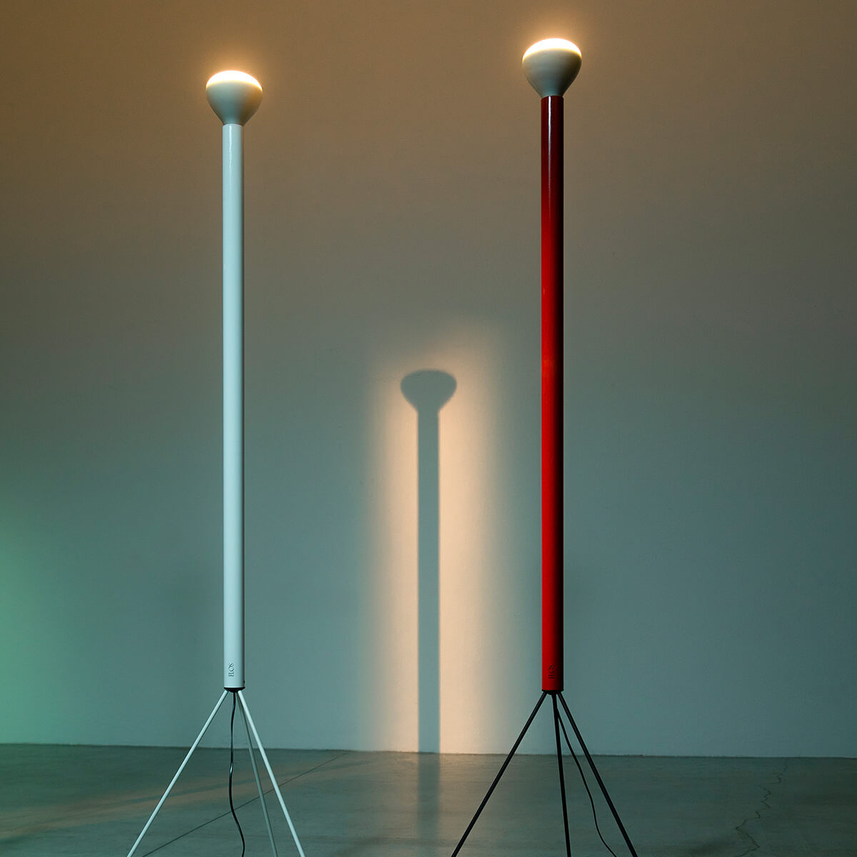 Flos Luminator Stehleuchte, azurblau und rot (©Alecio Ferrari)