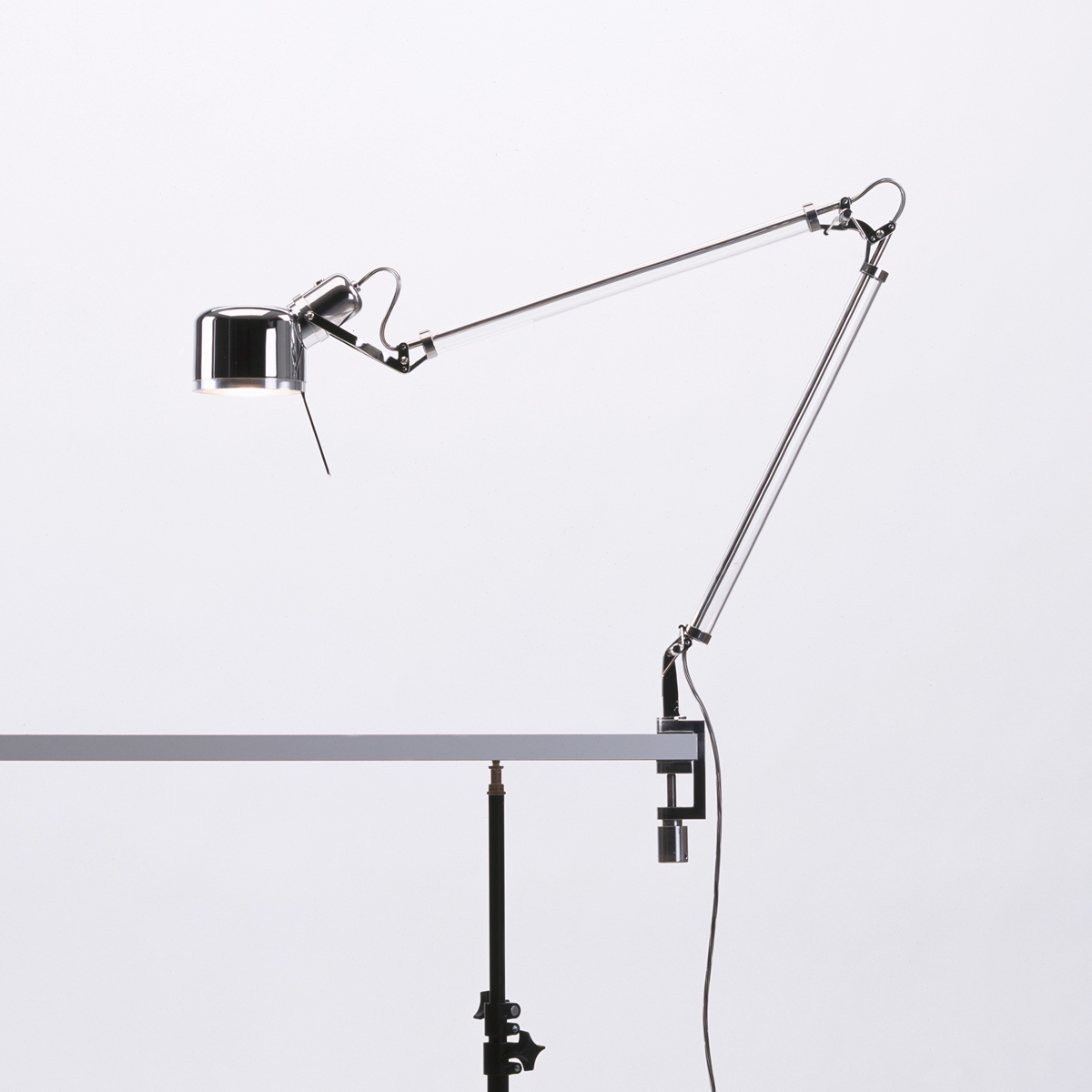 serien.lighting Job Table LED TischleuchteEdelstahl poliert, mit Tischklemme