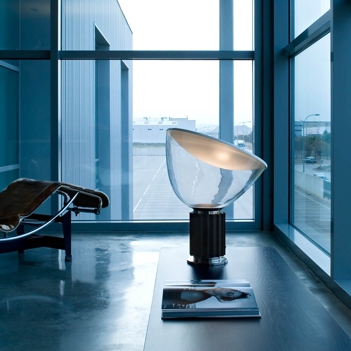 Flos Taccia LED Tischleuchte, schwarz (©Santi Caleca)