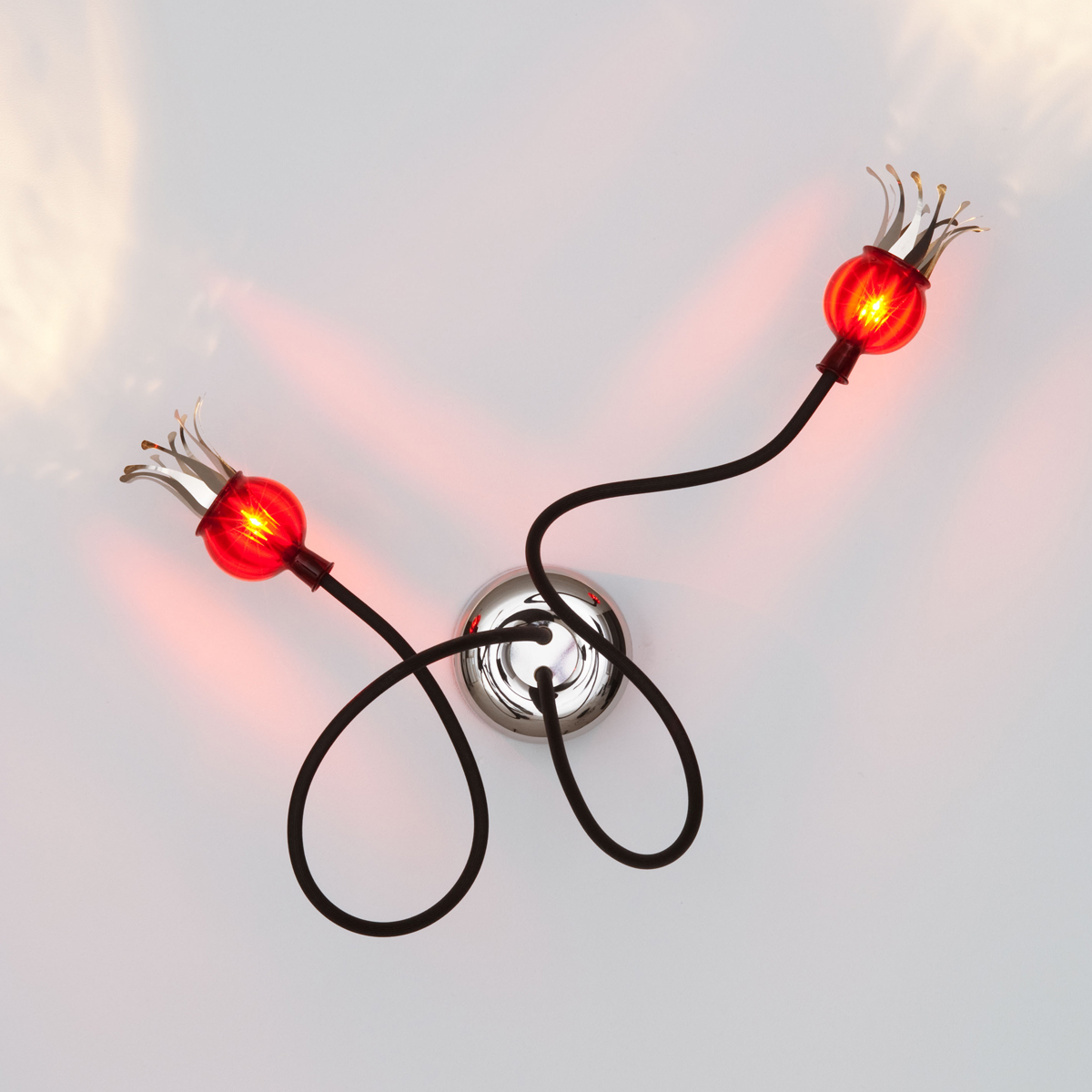 serien.lighting Poppy Wall / Ceiling 2 Wand- / DeckenleuchteSchirme: rubinrot, Arme: schwarz