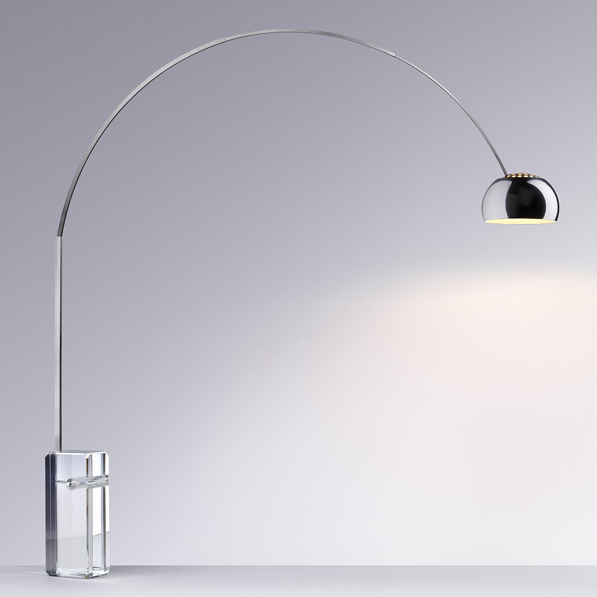 Flos Arco K 2022 Limited Edition Bogenleuchte, Edelstahl, Sockel: Kristallglas (©Fasanotto)